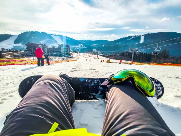 Έννοια Snowboarding Κάθεται Στο Λόφο Άνθρωποι Σκι Κάτω Χώρο Αντίγραφο — Φωτογραφία Αρχείου