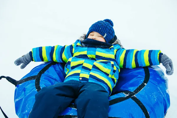 Kleines Kind Schneeröhrchen Aktivitäten Zur Winterzeit — Stockfoto