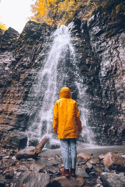 Frau Gelbem Regenmantel Beim Herbstwasserfall Wanderkonzept — Stockfoto