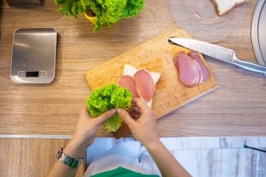 Kesme tahtasında jambon dilimleme yapmak