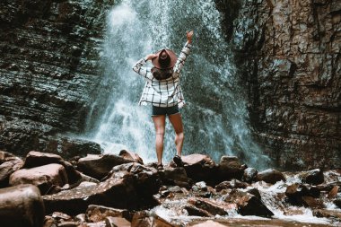 Kadın gezgin şelale fotokopi alanının keyfini çıkarıyor