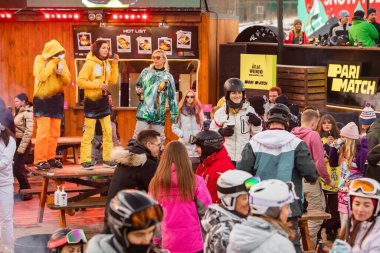 Snowboard gününden sonra insanlar partide dans ediyor. Kayak merkezi. Kış tatili atlas hafta sonu