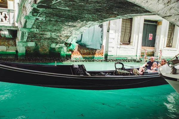 Italy Venice May 2019 People Gondola Taking Tour Canal Summer — Stock Photo, Image