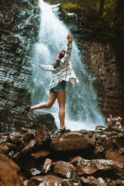 Mulher Chapéu Marrom Apreciando Vista Cachoeira Caminhadas Conceito Viagem — Fotografia de Stock