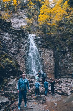 Maniava, Ukrayna - 29 Eylül 2019: Sonbahar Şelalesi manzarası