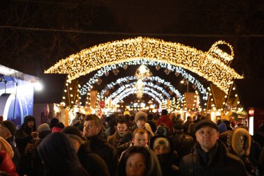 Lviv, Ukrayna - 3 Ocak 2021: insanların noel gezintisine genel bakış