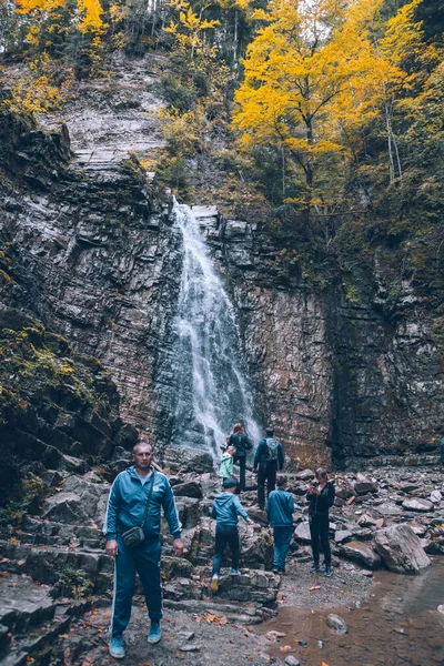 Maniava, Ukrayna - 29 Eylül 2019: Sonbahar Şelalesi manzarası
