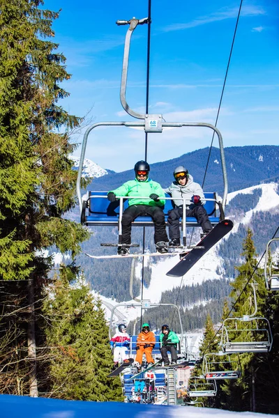 Bukovel Ukraine Fevereiro 2019 Pessoas Teleférico Nas Montanhas Atividade Desportiva — Fotografia de Stock