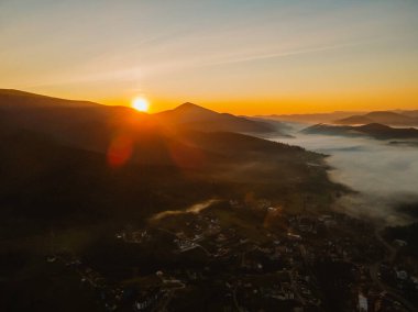 Dağ aralığı üzerindeki gündoğumunun hava görüntüsü kopyalama alanı