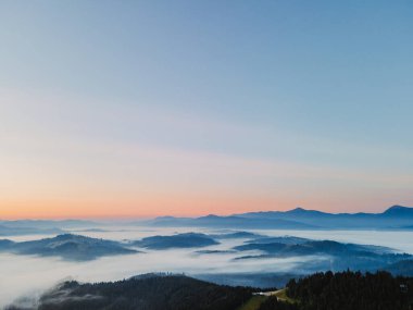 Dağ aralığı üzerindeki gündoğumunun hava görüntüsü kopyalama alanı
