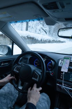 Kış araba yolculuğu görüntüsü içerideki gösterge paneli direksiyonundan