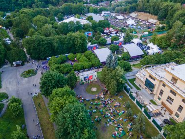 Lviv, Ukrayna - 26 Haziran 2021: Lviv Caz Festivali yaz mevsiminin en üst manzarası
