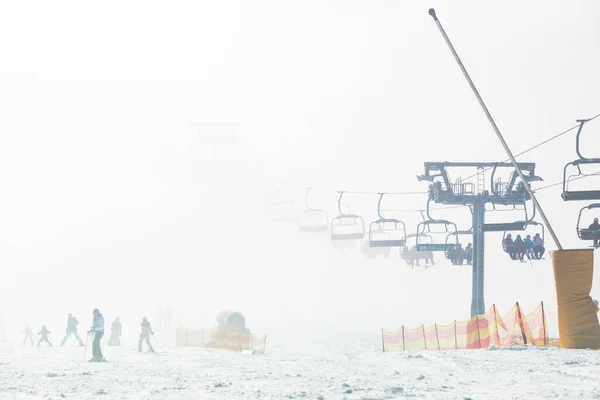 Lidé Sjezdovce Učí Jezdit Rodiny Zimní Resort Mlhavé Počasí — Stock fotografie