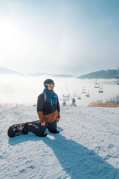 Uomo Snowboarder Ritratto Sulla Pista Sci Tempo Nebbioso — Foto Stock