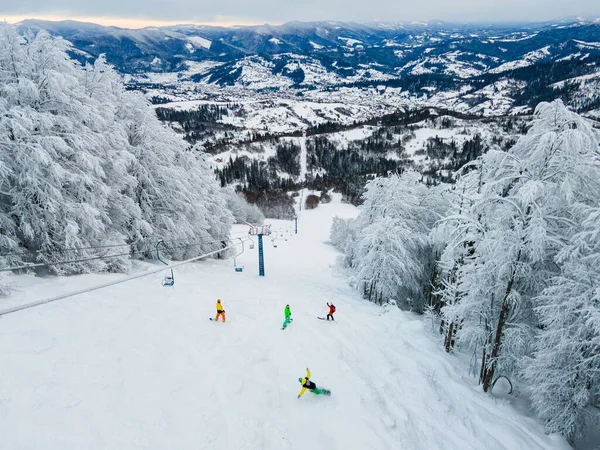 Εναέρια Άποψη Του Snowboarders Δωρεάν Αναβάτες Στην Πλαγιά Σκι Ukraine — Φωτογραφία Αρχείου