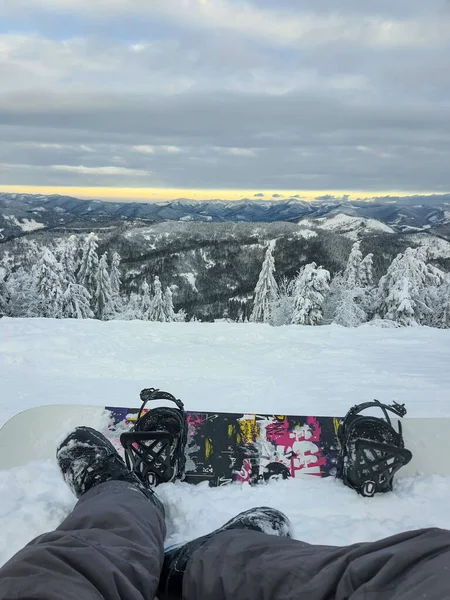 Snowboarder Στο Λόφο Απολαμβάνοντας Βουνά Τοπίο Άποψη — Φωτογραφία Αρχείου