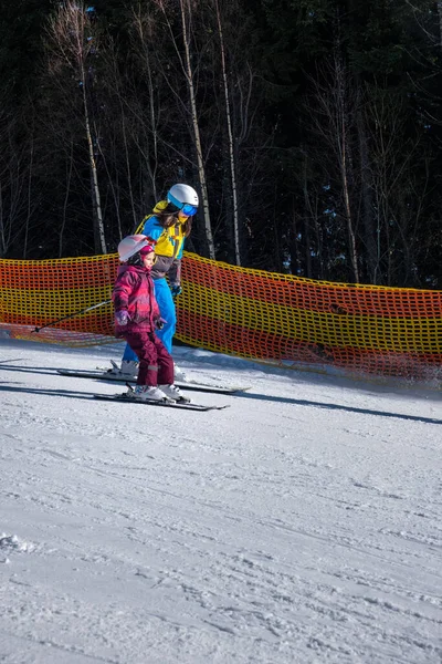 Familia Joven Pista Esquí Enseñando Esquiadora Hija — Foto de Stock