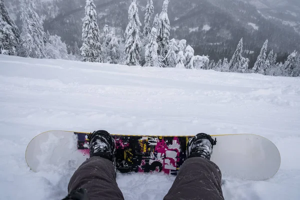 Snowboarder Heuvel Genieten Van Bergen Landschap Oogpunt — Stockfoto