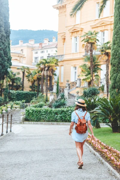 Mulher Turista Andando Por Opatija Parque Público Cópia Espaço Férias — Fotografia de Stock