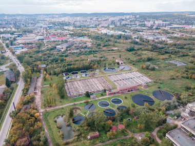 Şehrin temiz su sisteminin hava görüntüsü Boşluğu kopyala