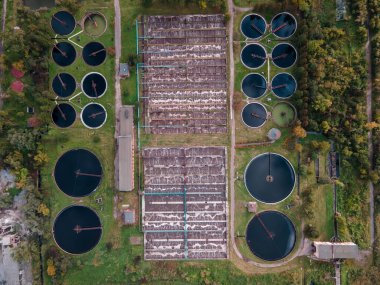 Şehrin temiz su sisteminin hava görüntüsü Boşluğu kopyala