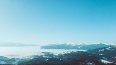 Kışın panoramik manzarası karlı dağların doğadaki güzelliği. Boşluğu kopyala