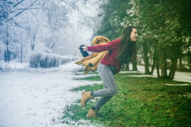soyunma kadın mutlu bahar geldi