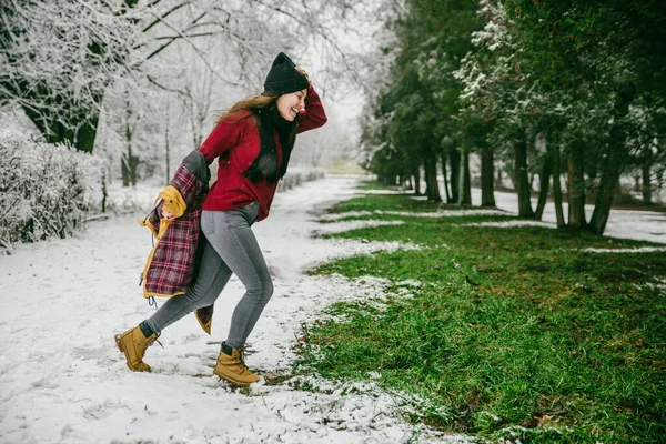 Mujer Feliz Primavera Vino Desvestirse — Foto de Stock