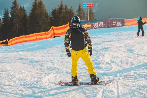 Homem Snowboarder Topo Encosta Belas Montanhas Inverno Férias Inverno Espaço — Fotografia de Stock