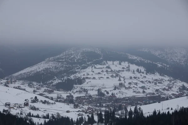 Widok Krajobraz Śnieżnych Gór Zimowych Mała Wioska — Zdjęcie stockowe