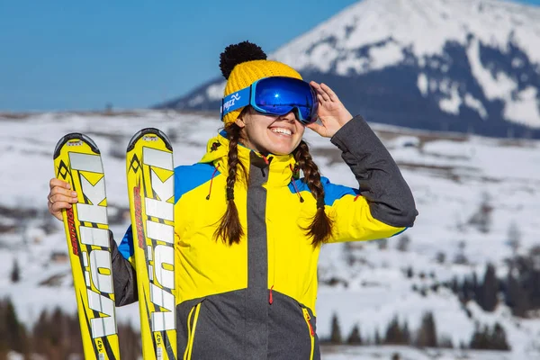 Joven Sonriente Bonita Mujer Sosteniendo Esquí Montañas Fondo Viajes Invierno —  Fotos de Stock