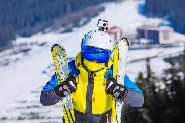 在山顶上穿着滑雪装备的女人 生活方式 — 图库照片
