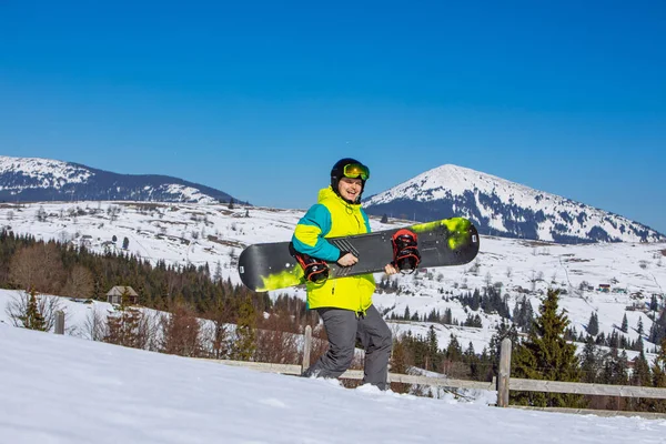 Homme Sautant Avec Snowboard Dans Les Mains Montagnes Sur Fond — Photo