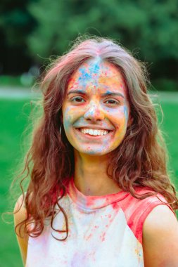 Geleneksel Hint Holi Festivali resimlerinde beyaz kadın portresi. Yaşam tarzı yaz tatili