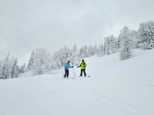 Amici Sciatore Snowboarder Giorno Polvere Ucraina Montagne Carpatiche — Foto Stock