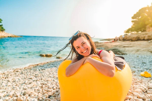 Kadın Kumsalda Güneşleniyor Sarı Koltukta Uzanıyor Fotokopi Odası — Stok fotoğraf
