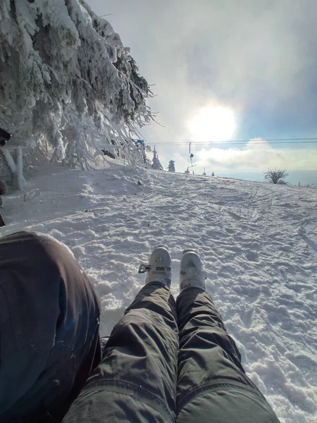 Legs Ski Shoes Person Enjoying Mountains View Winter Season — Fotografia de Stock