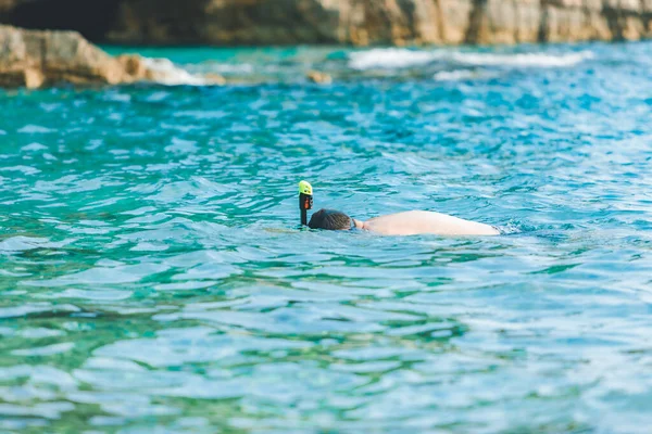 Man Zwemmen Met Snorkelen Masker Blauw Azuurblauw Zeewater Kopieerruimte — Stockfoto