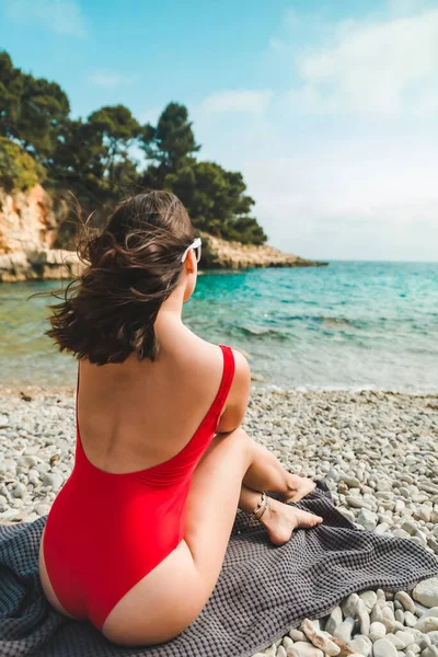 Mujer Sentada Manta Mar Playa Verano Vacaciones Concepto — Foto de Stock