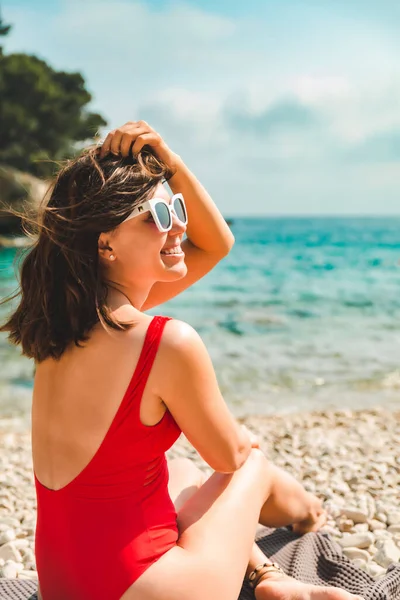 Frau Sitzt Auf Decke Meer Strand Sommerurlaub Konzept — Stockfoto