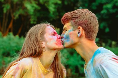 Genç ve güzel bir çift Holi festivalinde eğleniyor. Bahar Festivali
