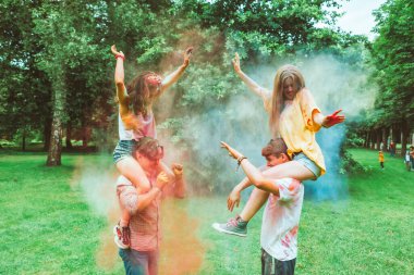 Holi Festivali 'nde genç mutlu arkadaşlar geleneksel Hint bayramında
