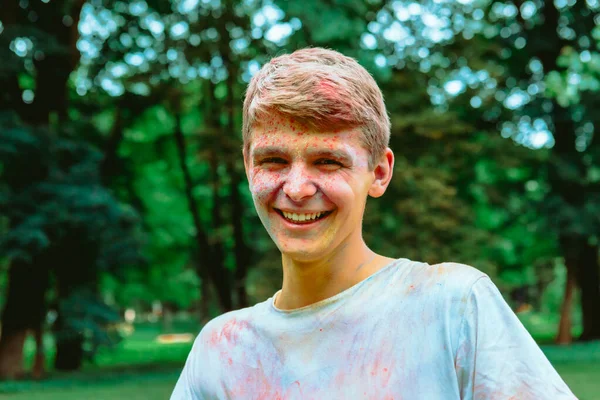 Porträt Eines Glücklichen Jungen Mannes Mit Holi Farben Indianerfest — Stockfoto