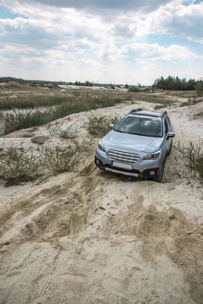 SUV araçları kum engelini aşıyor. off road konsepti. Boşluğu kopyala