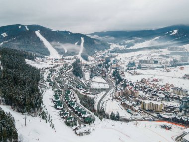 Karpatya dağlarındaki Ukrayna kayak merkezinin hava manzarası
