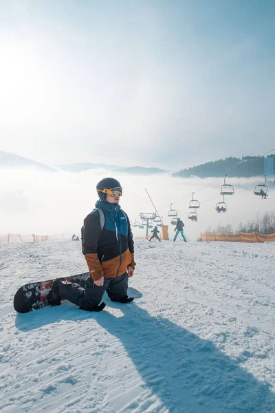 Man Snowboarder Portrait Ski Slope Misty Weather — Zdjęcie stockowe