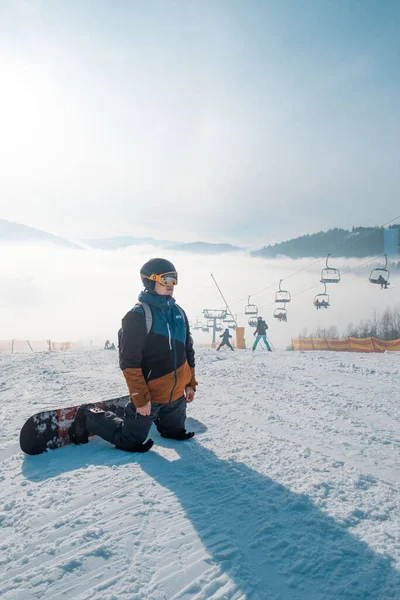 Man Snowboarder Portret Skipiste Mistig Weer — Stockfoto