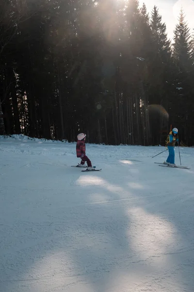 Young Family Ski Slope Teaching Daughter Skier — Fotografia de Stock