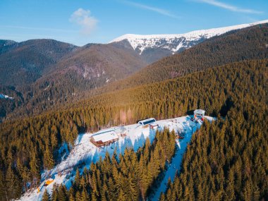 Karpatya dağlarındaki Ukrayna kayak merkezinin hava manzarası