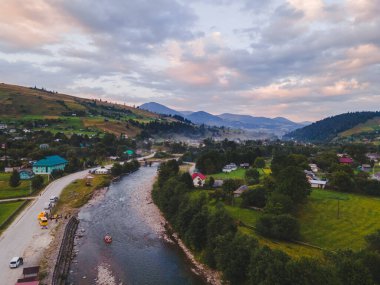 Nehirde rafting yapan dağ insanlarının hava manzarası. aşırı canlılık